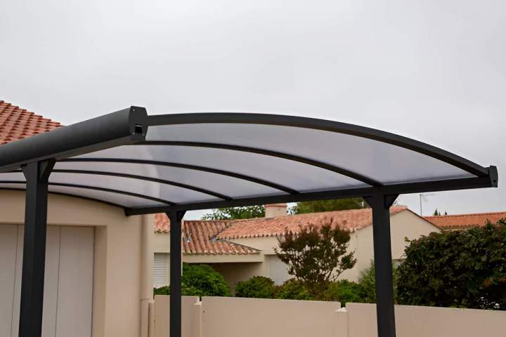 Une terrasse bien protégée pour en profiter longtemps.