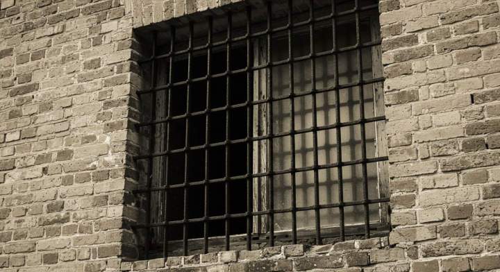 fenetre avec barreaux